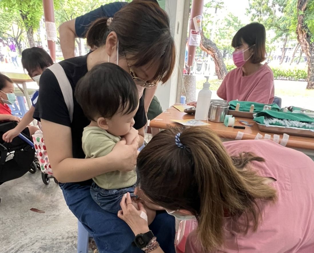 台中市文心森林公園接種站今天幼兒接種疫苗情況。圖／醫師施勝桓提供