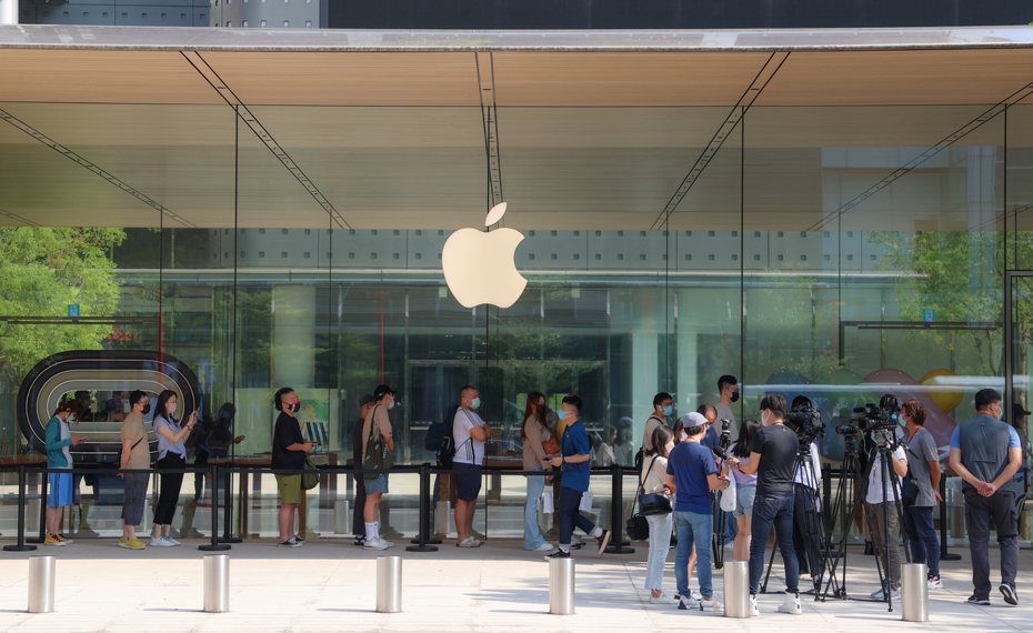 蘋果iPhone 14系列手機今天開賣，台北市信義區的Apple直營店一早就有許多民眾排隊搶購。記者余承翰／攝影