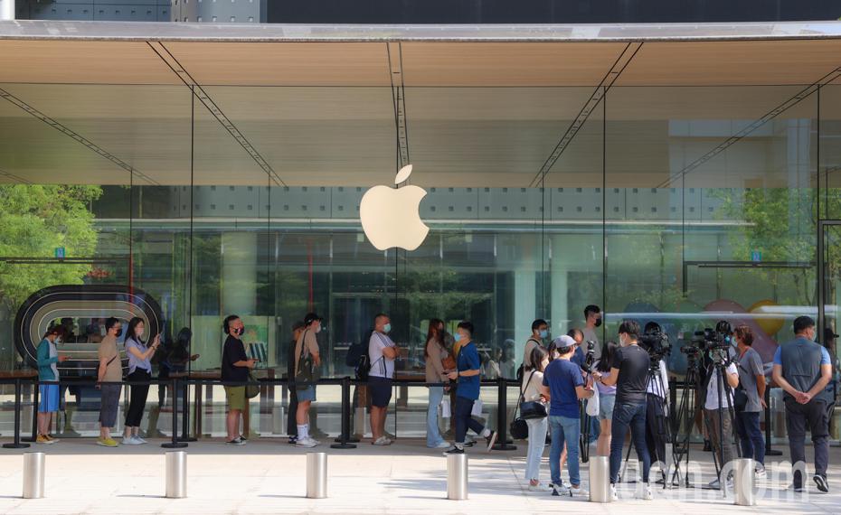 蘋果iPhone 14系列手機今天開賣，台北市信義區的Apple直營店一早就有許多民眾排隊搶購。記者余承翰／攝影