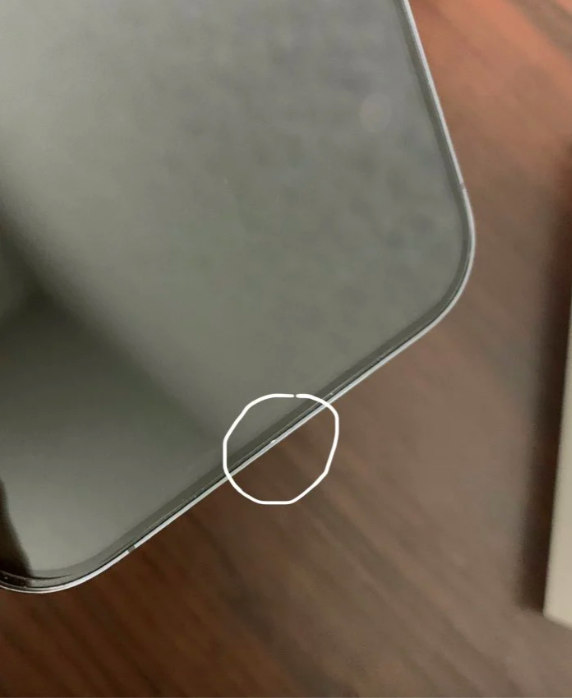 網友發現iPhone 14 Pro Max上有小白點。圖擷自Dcard
