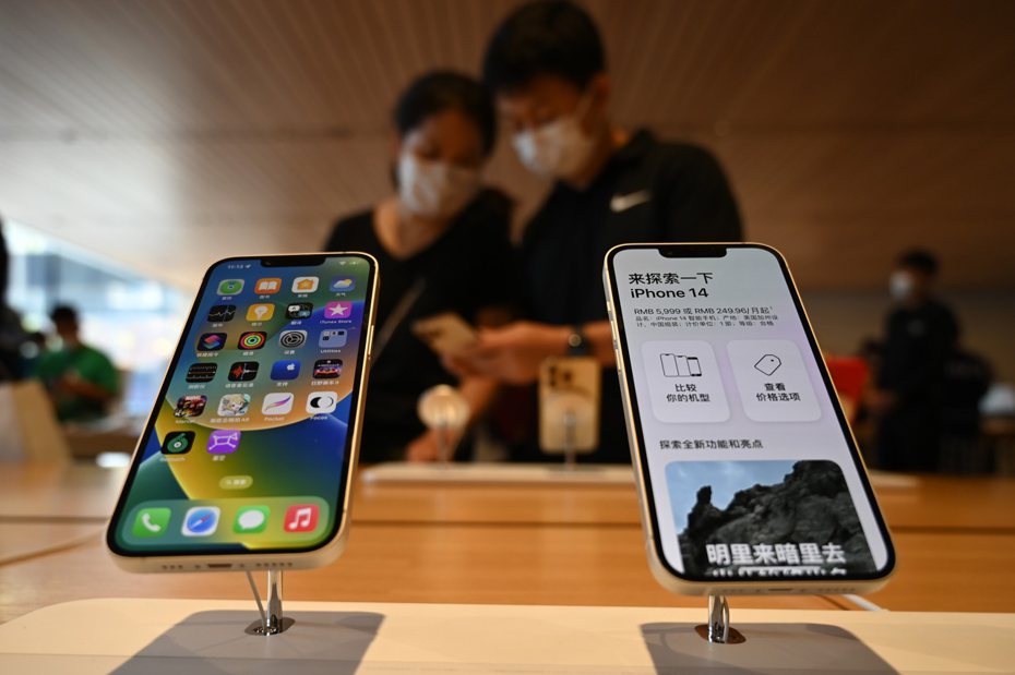 圖為北京民眾於iPhone 14系列新機開售日前往門市選購手機。 示意圖／中新社