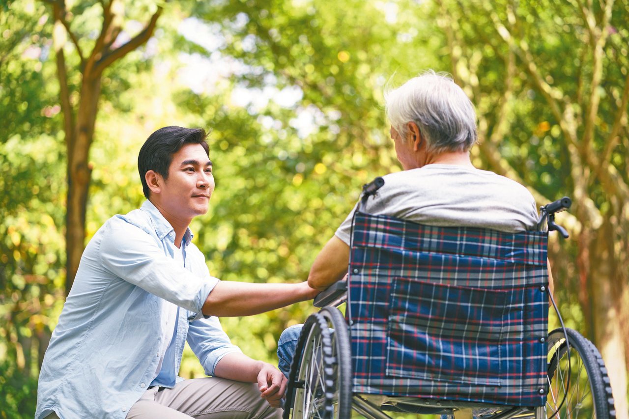 照顧失能長輩，有社區、機構及居家式照顧可參考 。圖／123RF