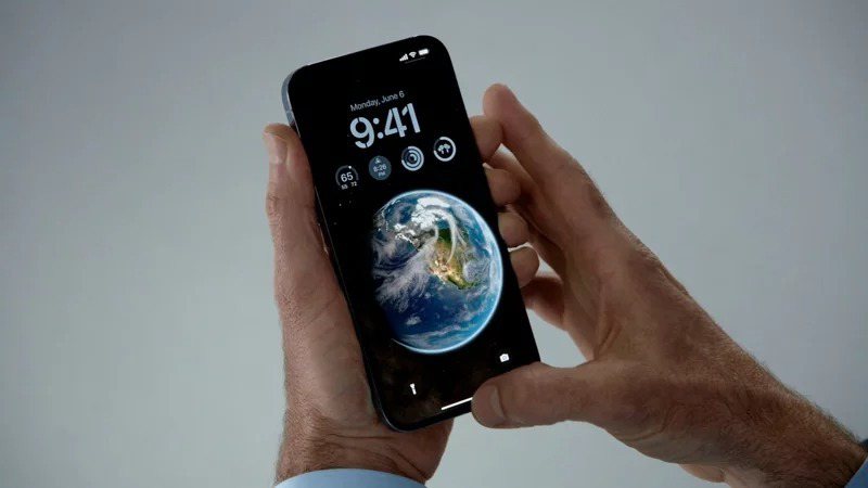 近日一位iphone用戶分享iOS 16的新功能，表示以後開關機不用再碰手機，直接用講的就好。示意圖 路透社