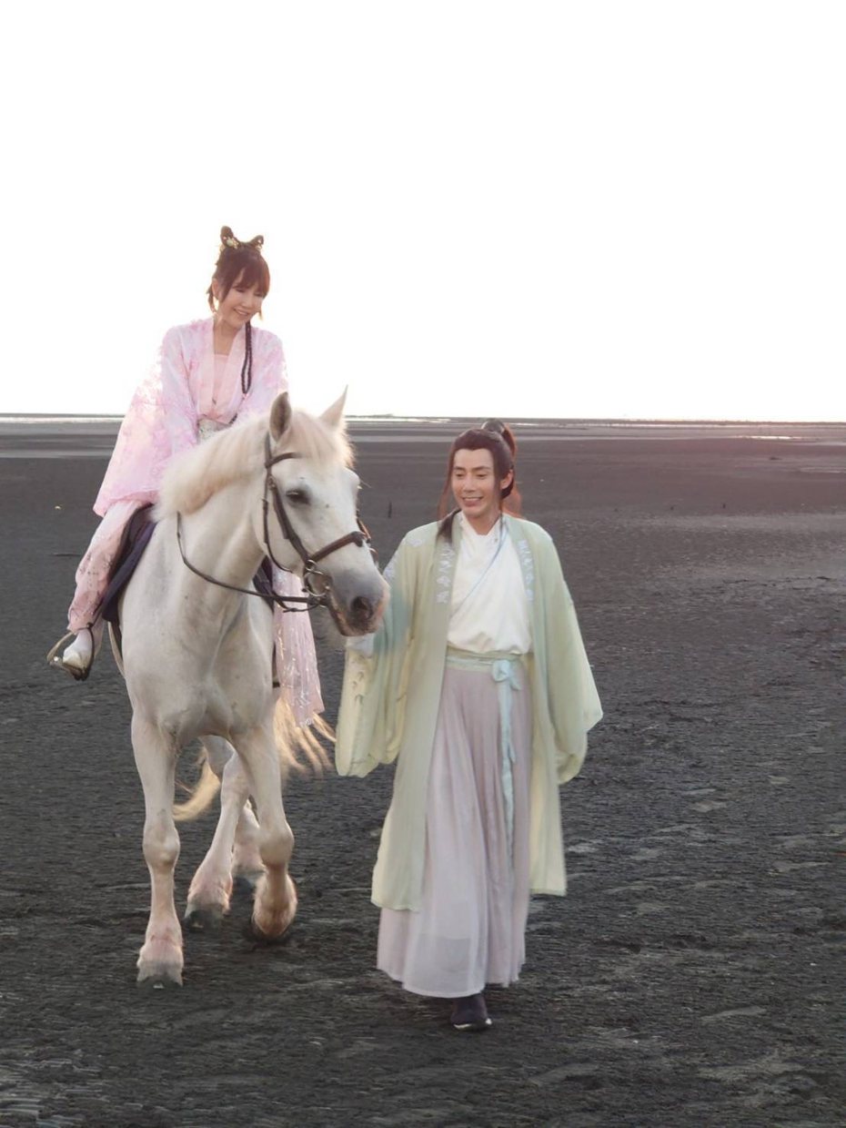 王凱與歌手嬛嬛在音樂微電影中演感情戲，2人在沙灘上騎馬漫步。圖／超級好幸福提供