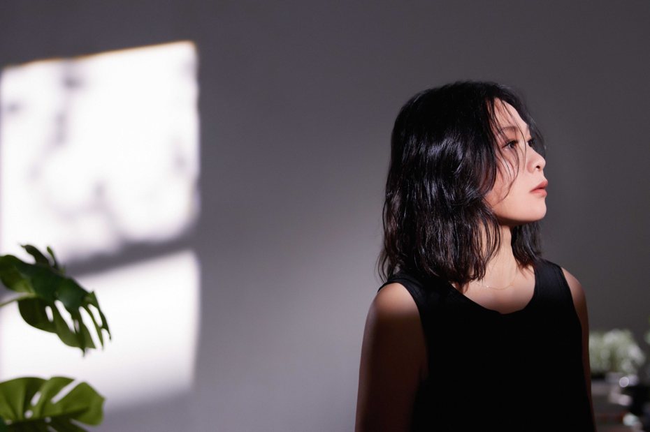 劉若英暌違6年再為戲劇原聲帶獻聲，新歌「縮影」譜寫女性情感百態。圖／相信音樂提供