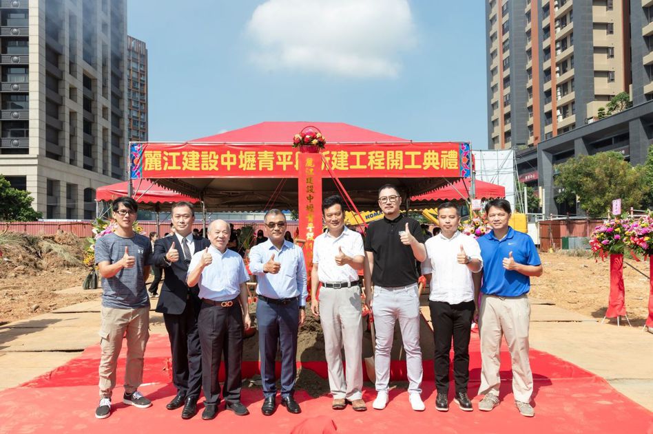 麗江建設林總經理(右四)、海悅廣告總經理王俊傑(左四)、江南志建築師以及多位貴賓(右二)，均到場出席開工動土典禮。