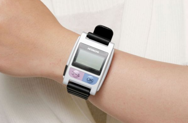 日立製作所曾在2005年開發出能測心跳、脈搏的手錶型感應器。圖擷自withnews8