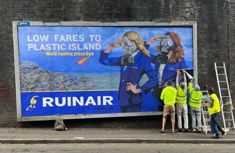 瑞安航空（Ryanair）公司被藝術家改名為「毀滅航空」（Ruinair），客艙服務員戴著防毒面具，一旁寫著「飛往『塑膠島』的低價機票」。 （圖片來源：brandalism）