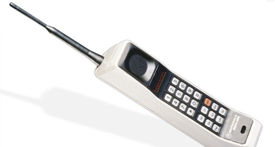 摩托羅拉（Motorola）的DynaTAC 8000X平均售價為1,776英鎊（約台幣6萬5千元），比iPhone高出許多。圖擷自Daily Mail