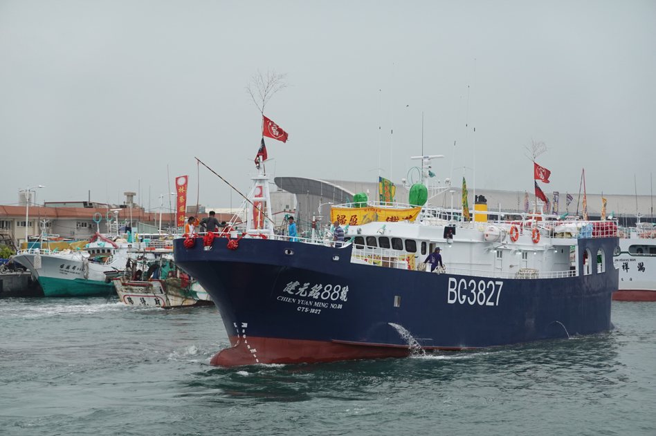 台灣首艘符合國際C188人權公約漁船「健元銘88號」，24日從東港漁港出港，船上有1名台籍船長、1名台籍輪機長及13名印尼籍漁工，預計航程約1個月，要前往太平洋的索羅門群島進行作業。 圖／中央社