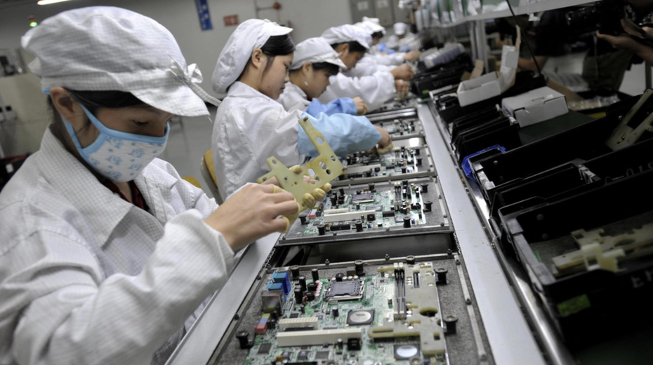 路透社消息指出，11月份的iPhone出貨量料大跌30%，富士康已緊急提高深圳廠區的產量。（微博照片）