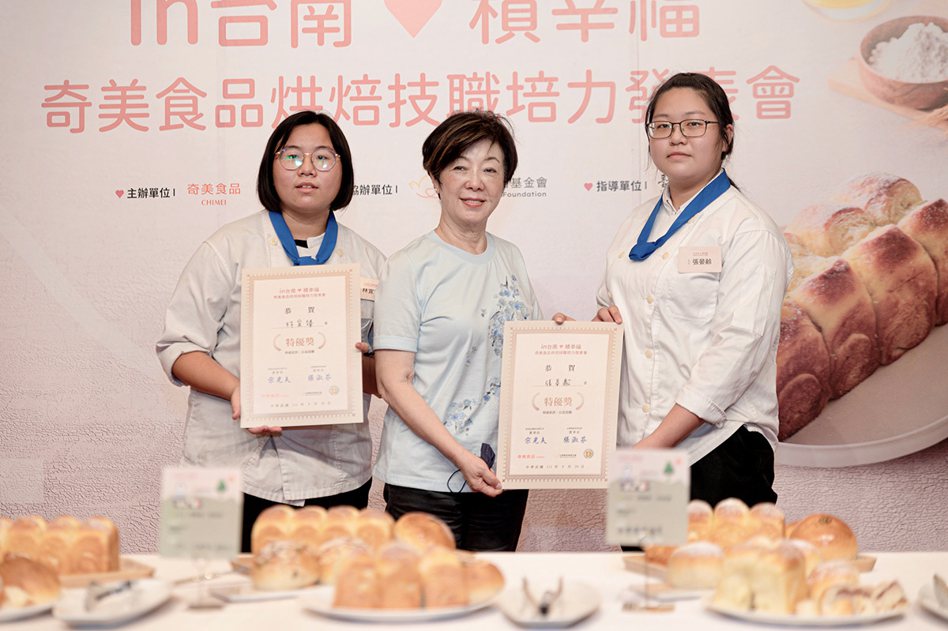 在台積電慈善基金會、奇美食品、台南市政府的見證下，孩子們登台獲頒奇美食品的獎狀及聘書。 攝影／方冠博
