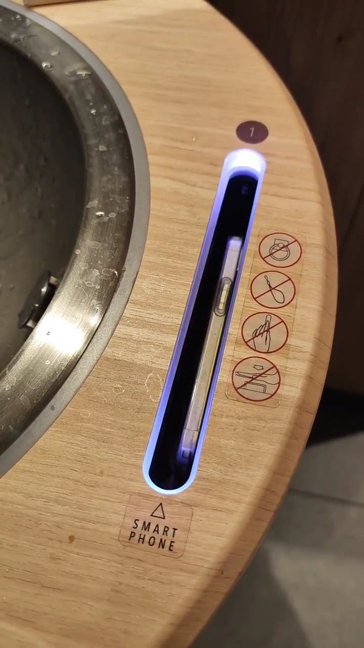 日本推出能同時洗手和清潔手機的機台。圖擷自twitter