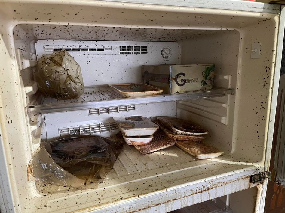 一名男房東貼出數張租屋慘況照片，其中之一為冰箱內堆著許多過期食材。 圖／翻攝自臉書社團「爆廢公社公開版」