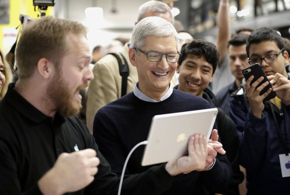 蘋果執行長庫克拿著平板電腦iPad產品，2018年資料照片。美聯社