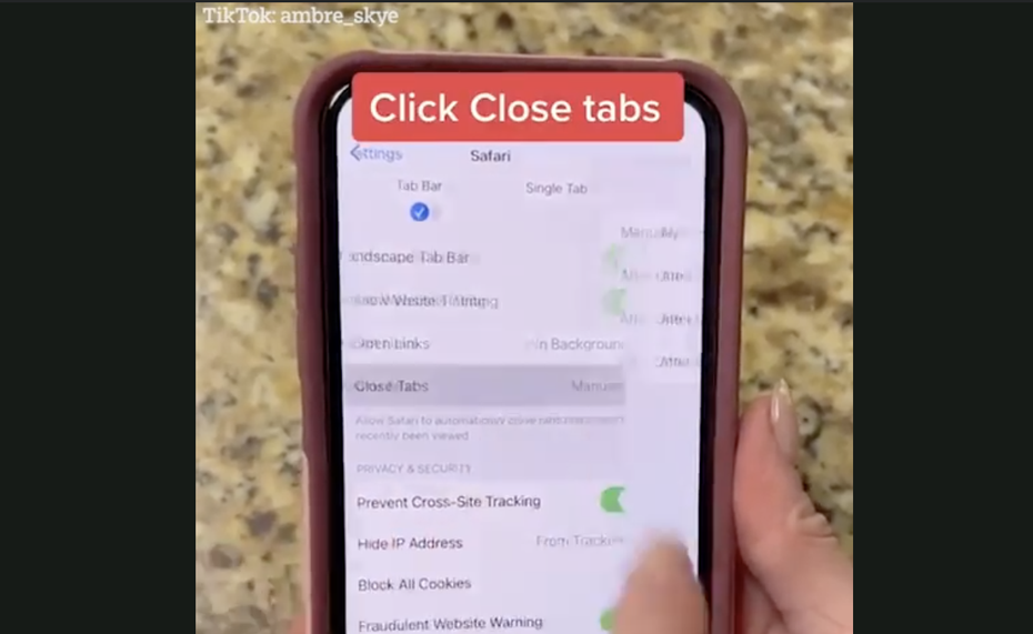 一位科技網紅在TikTok用影片分享一項技巧，教大家如何檢查手機內可能導致耗電的可能，讓手機免於電池過熱影響裝置性能。圖擷自ambre_skye