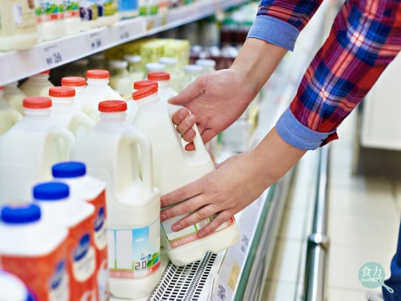 市售乳飲品類型相當多元，加工的不同就會賦予牛乳完全不同的面貌。以國人最愛飲用的鮮乳來說，乳脂肪含量不同也影響香氣風味；保久乳可以延長保存期限、營養卻不打折。