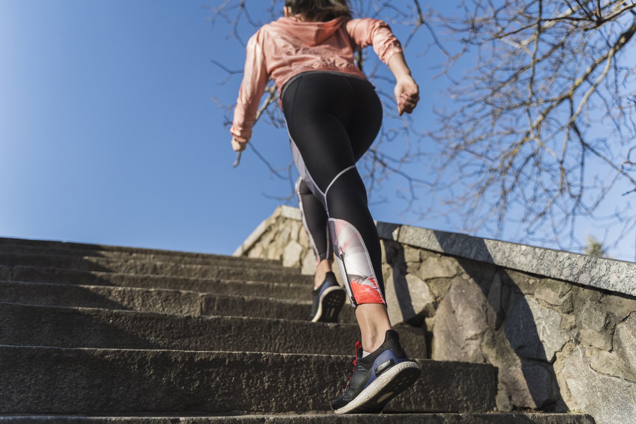 一項新研究指出，每天只要進行兩分鐘的費力運動（vigorous activity），就能降低早死風險達18%。研究人員指出，只需上樓梯，在公園裡跑來跑去或跳繩，就可以算「費力運動」。