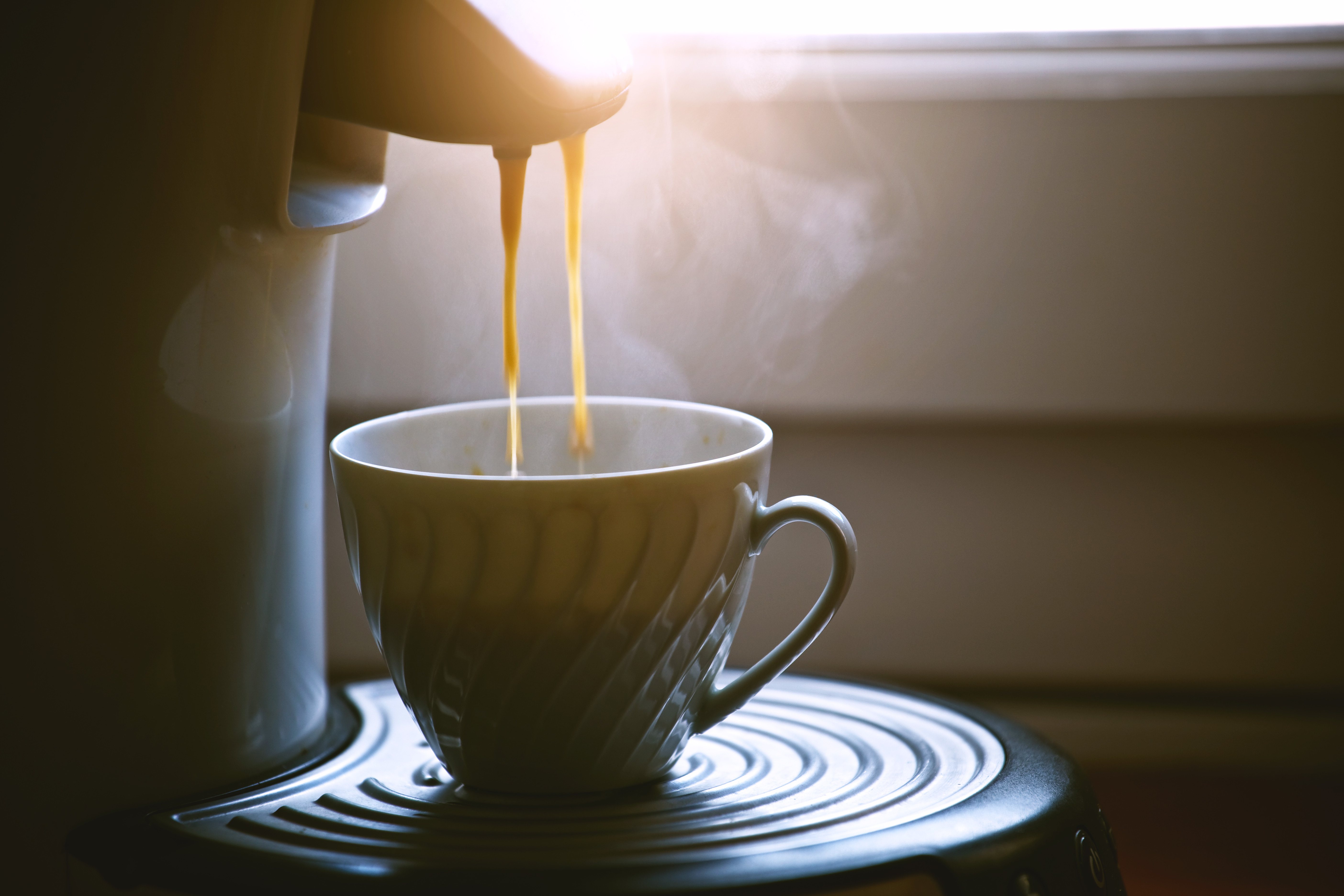 早晨來杯咖啡，除了提神醒腦，也可能刺激腸道讓人產生便意。圖/123RF