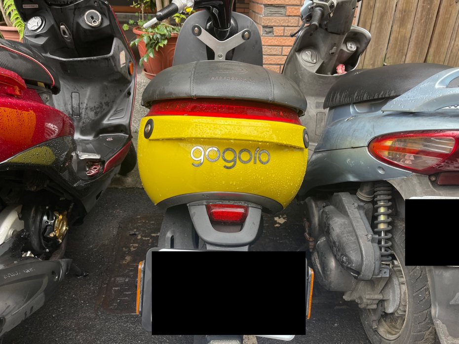 車主向《聯合新聞網》貼出自己的原廠Gogoro一代照片，表示車牌上方的確是「紅色的反光燈」，而不是「反光片」，也成為驗車未過的原因。（讀者提供）