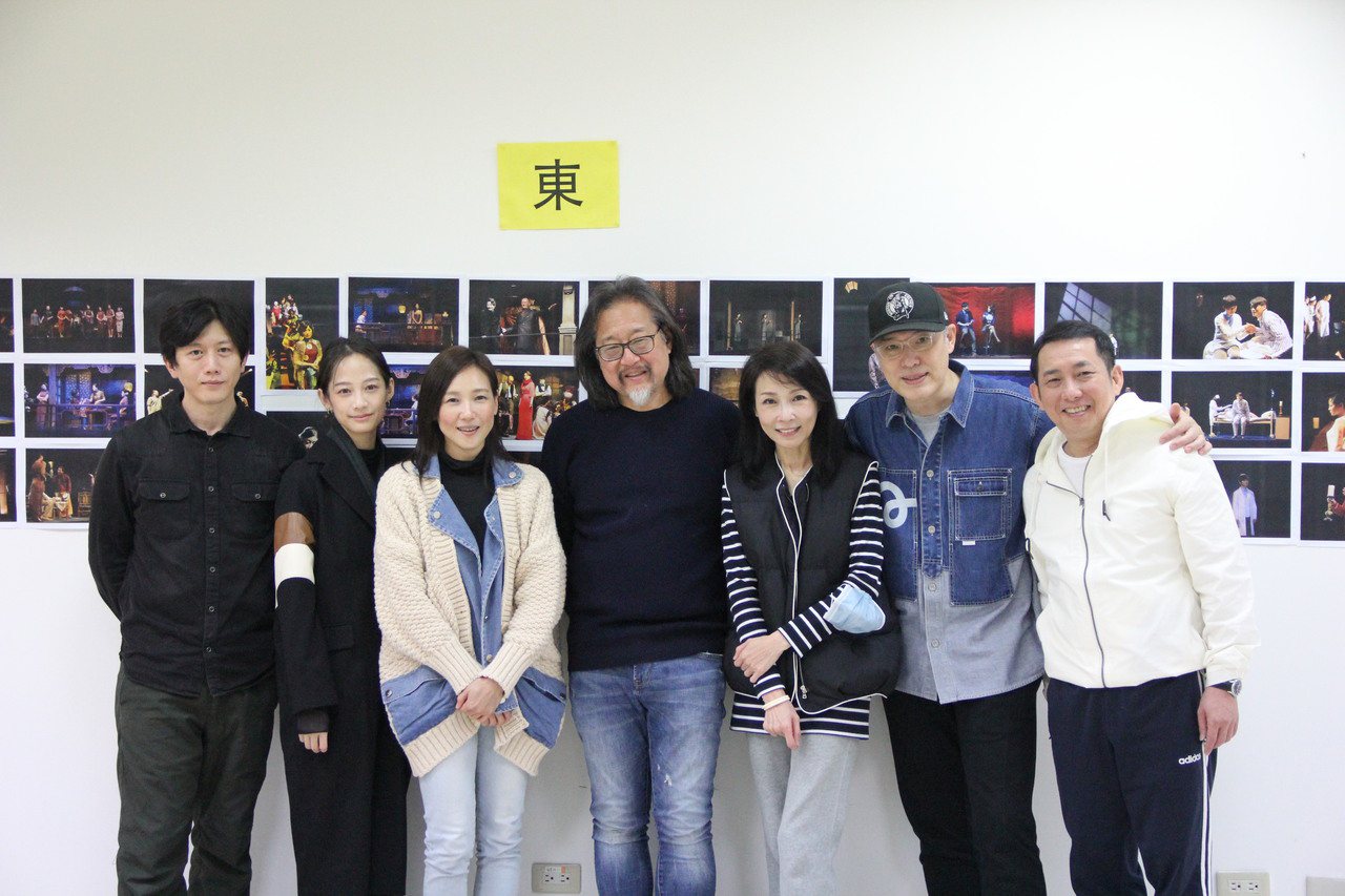 舞台劇「如夢之夢」排練，演員莫子儀(左起)、簡嫚書、張本渝、蕭艾、編導賴聲川、樊光耀、屈中恆。圖／表演工作坊提供