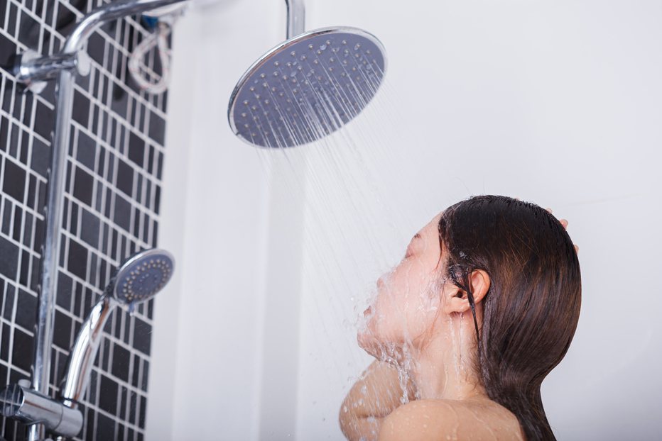 一名在外租屋的女網友抱怨，最近洗澡5分鐘就發現水溫不夠熱，向水電師傅反應，卻先被反問「是男是女？」讓她當場氣炸。示意圖／ingimage
