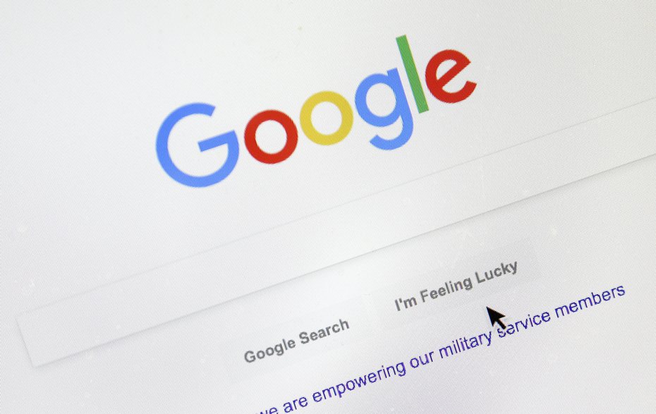 行銷顧問邱韜誠日前整理出2022年Google台灣最熱門的100個搜尋關鍵字，第1名關鍵字的每月平均搜尋量達到988萬次，「色色關鍵字」在前10名中占據3名。（示意圖／美聯社）