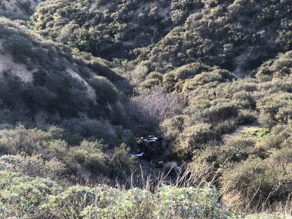 一名婦女日前行駛在加州聖貝納迪諾一處小路上，意外掉進一旁約61公尺深的山谷中身受重傷，竟是透過iPhone內建的尋找功能順利找到她。（翻攝自San Bernardino County Fire臉書）