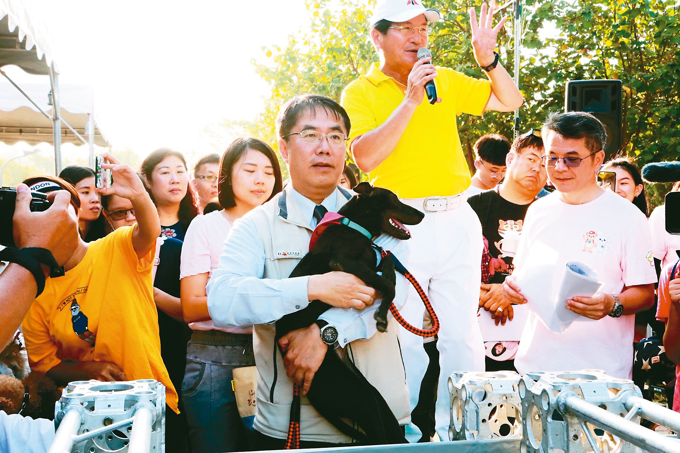 黃偉哲宣導保護動物，也在認養會上認養了兩隻流浪狗。圖╱台南市府提供