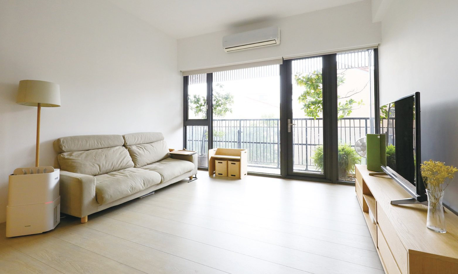 客廳地板淨空，可以靈活運用活動空間。 圖/出版社提供