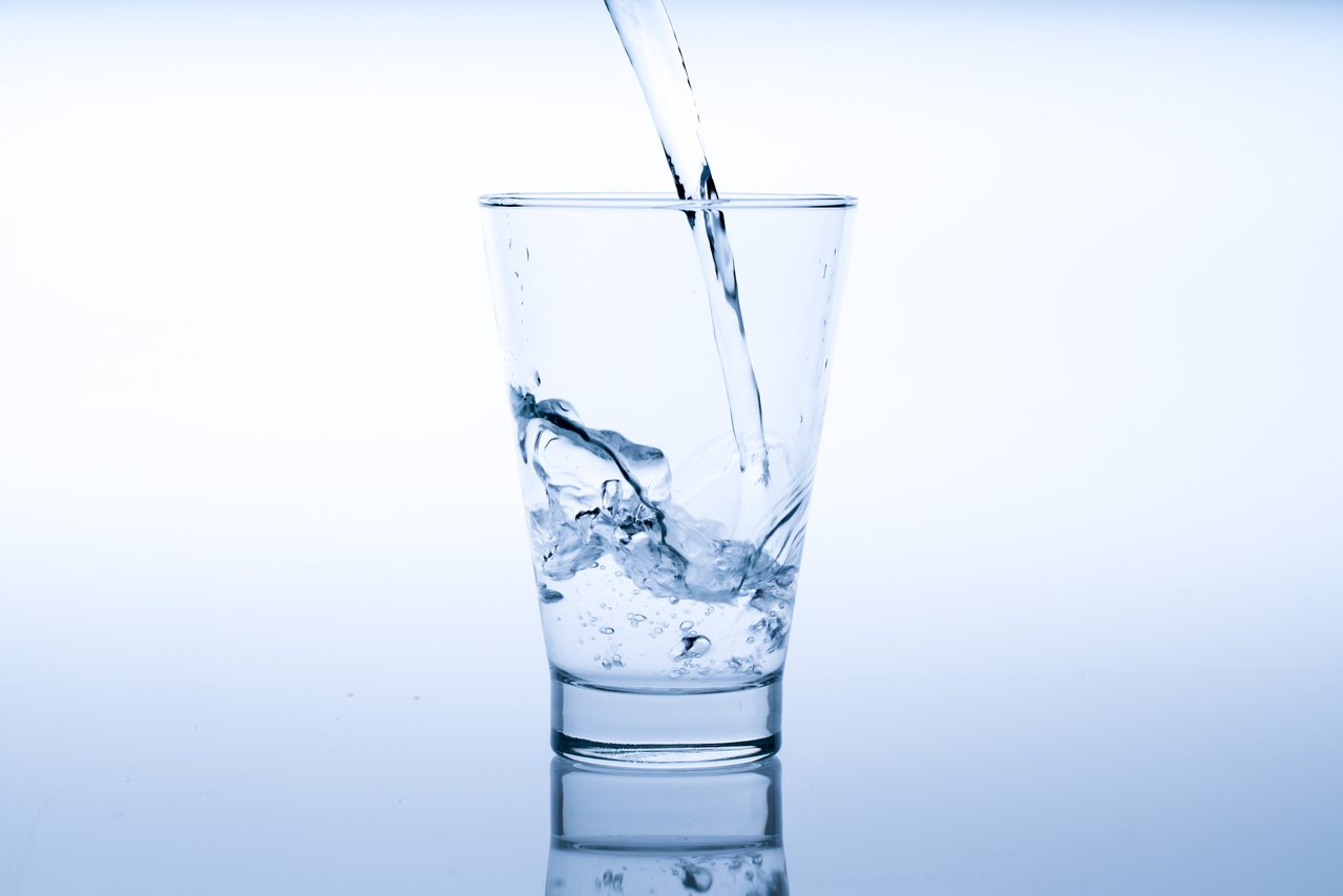 與飲水不足的人相比，飲水充足的成年人可能更健康、患慢性病風險降低、壽命更長。