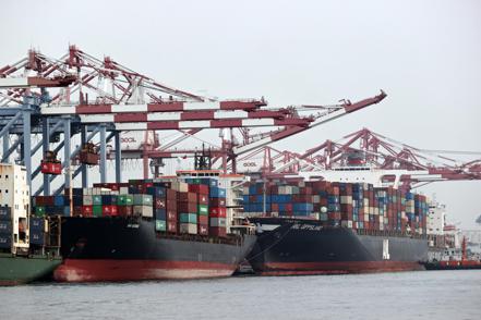 今年台灣經濟景氣難樂觀，主因是6月出口衰退23.4%，是14年來最大跌幅。圖為高雄港貨櫃碼頭。記者劉學聖／攝影