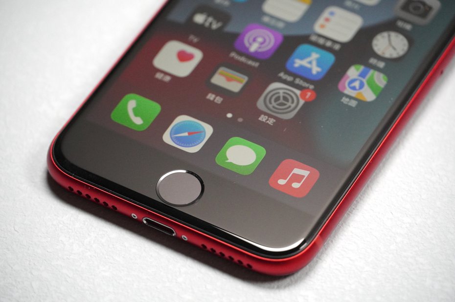 圖為最新一代iPhone SE，依舊保留了Home鍵Touch ID的設計。示意圖／記者黃筱晴攝影