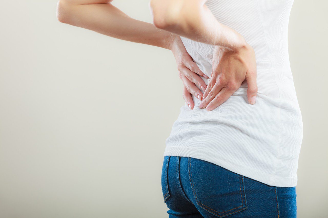 下背痛是骨科診間很常見的狀況，民眾可以在家做一些簡單的筋膜伸展運動，預防下背痛發生。