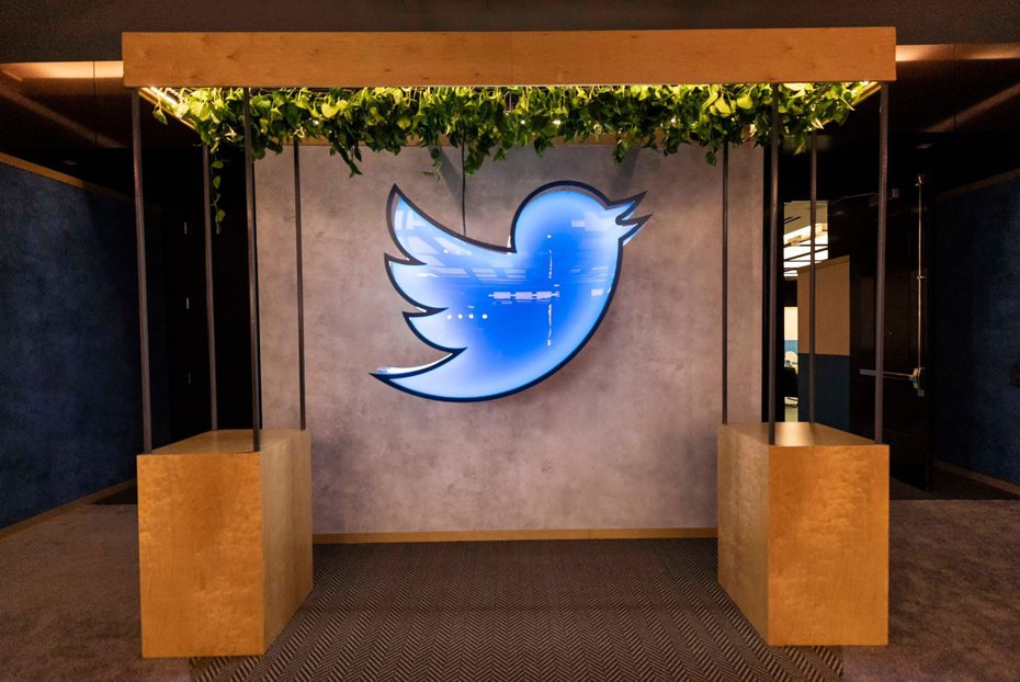 推特藍鳥雕塑以台幣306萬元出售。法新社