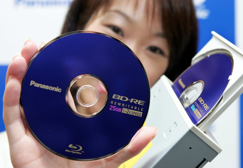Panasonic宣布，2月起將停產燒錄用藍光光碟片，因為需求持續下滑。路透