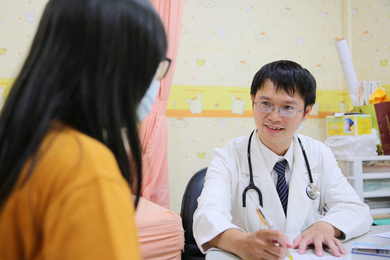 花蓮慈濟醫院兒科病房主任陳明群表示，小兒團隊不僅針對陳小妹進行內分泌和胰臟炎的症狀治療，還包括後續出院的照護及胰島素衛教。