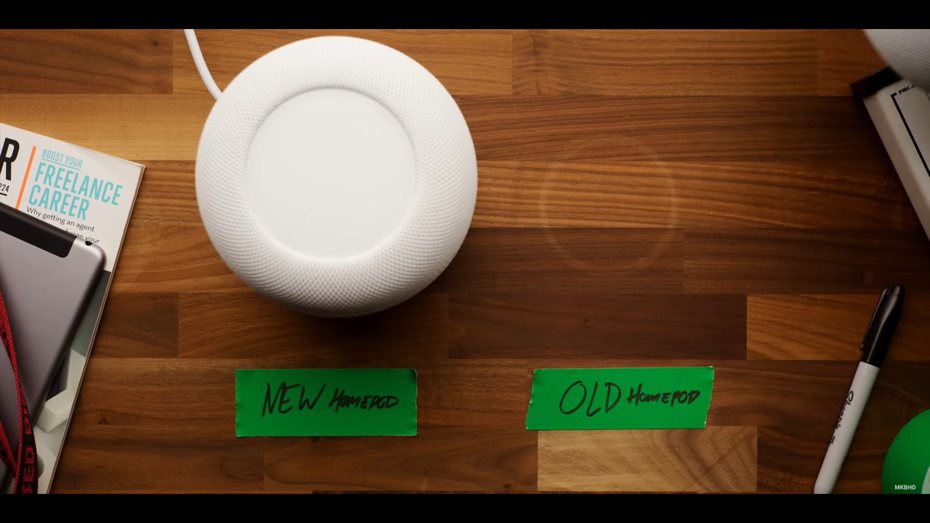 蘋果初代HomePod（右）會在木質桌面留下圓形的「信仰印記」。（翻攝自YouTube頻道「Marques Brownlee」)