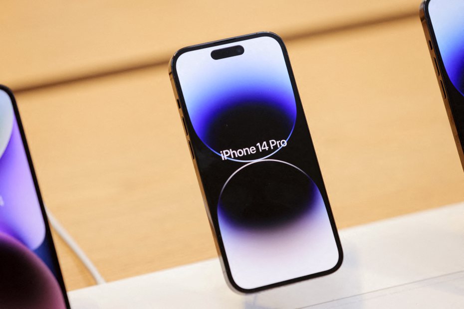 彭博記者葛曼爆料，蘋果公司正考慮擴大Pro產品線，明年推出更高階的旗艦機iPhone Ultra。路透