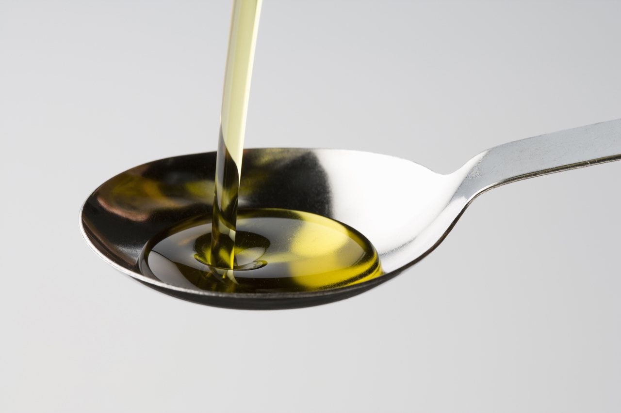 高品質特級初榨橄欖油中添加次級品，已成為一項普遍的作法，不肖業者越來越常使用葉綠素或β-胡蘿蔔素來為橄欖油染上特有的綠色或奶油黃。
