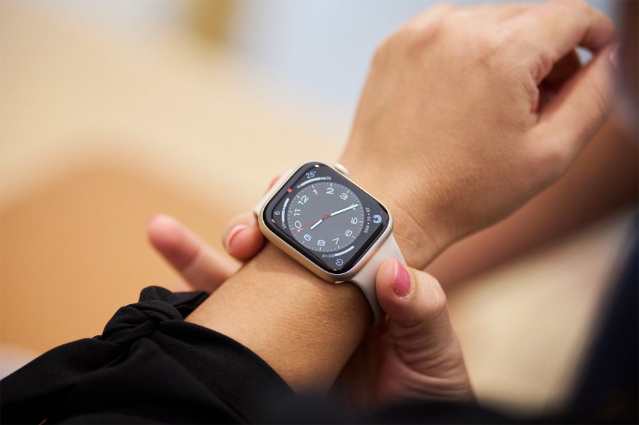 一名網友在社群媒體X上貼出Apple Watch充電妙招，完全不占空間令眾人大讚。。圖／蘋果提供