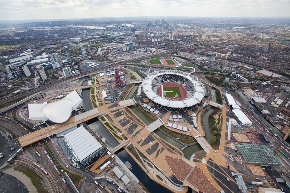 奧林匹克公園是2012年倫敦奧運主會場，其中幾處較知名的場館包括倫敦體育場（現為英超球隊主場）、倫敦水上運動中心（Zaha Hadid設計的流線型建築）和倫敦室內自由車館。圖擷自維基百科