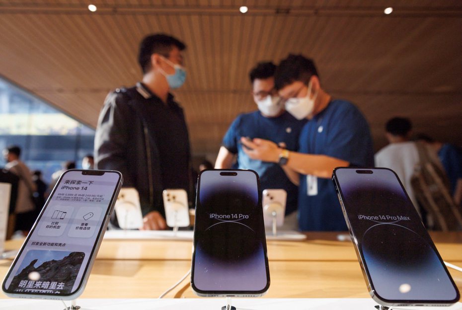 中國大陸iPhone經銷商宣布iPhone 14 Pro全系列降價活動開跑，降價幅度高達600至800人民幣；圖為北京的蘋果直營店。示意圖／路透