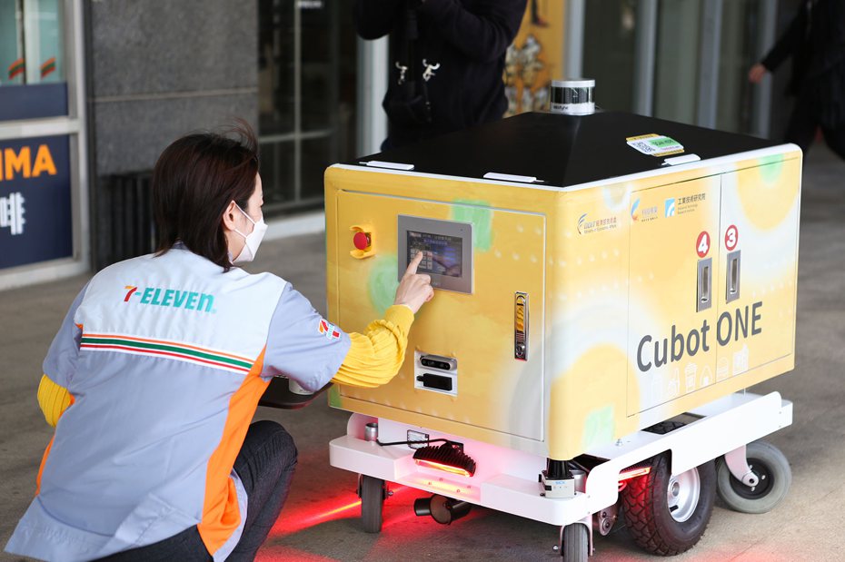 工研院機器人外送員Cubot ONE整合C-V2X車聯網技術，能精準接收訂單、執行外送任務，確保不漏單。照片／工研院提供