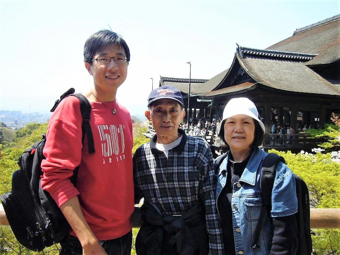 ▲ 朱為民（左）帶父母親赴日本京都旅行。（圖／朱為民提供）