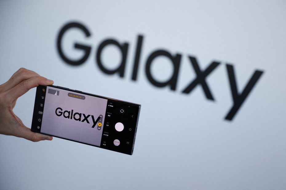 三星（Samsung）3月28日正式向Galaxy S23系列推送One UI 6.1更新，但有用戶發現更新後手機觸控、指紋辨識出現問題。示意圖／路透