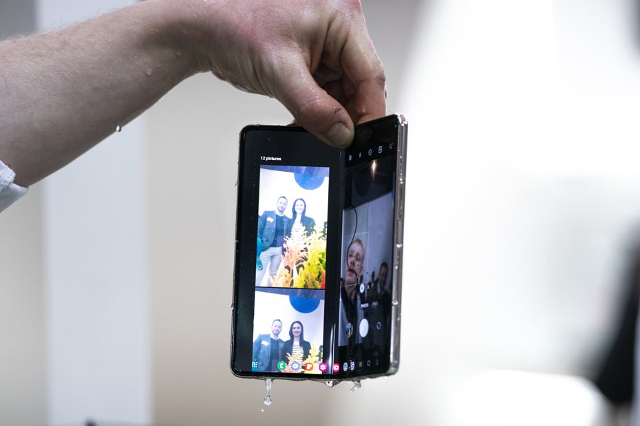 韓媒The Elec報導，三星已開始對即將推出的Galaxy Z Fold 5所用的水滴型軸承；此圖為Galaxy Z Fold 4。美聯社