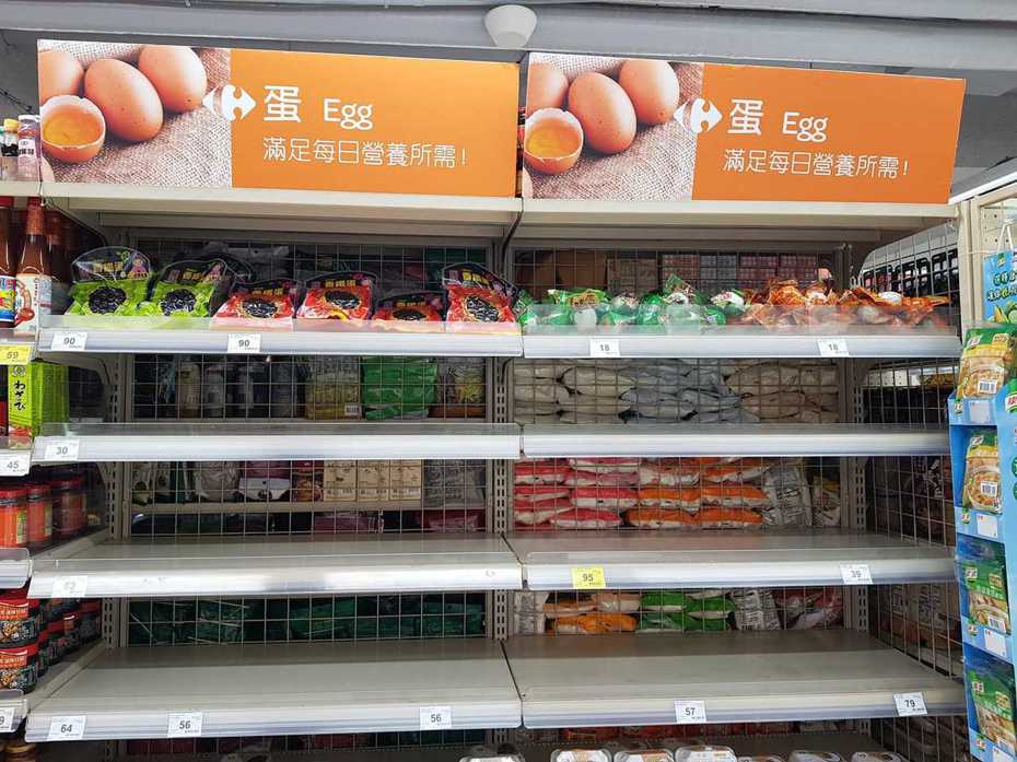 缺蛋嚴重，北部消費者在賣場採購雞蛋常遇到架上缺貨。報系資料照／記者彭宣雅攝影