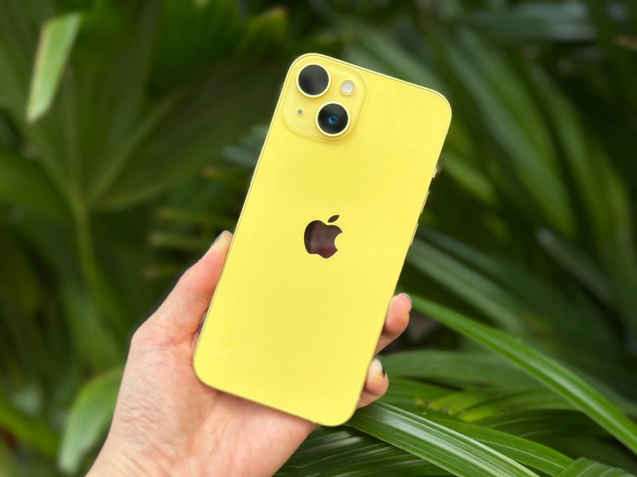 黃色iPhone 14實際看起來色彩非常明亮搶眼。記者黃筱晴／攝影