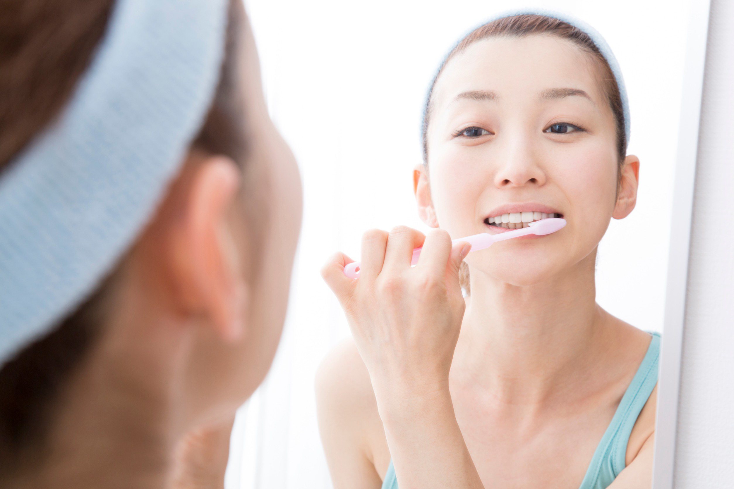 每次飲食後，應使用含氟牙膏刷牙，不要刷太用力、太乾淨，讓氟化物保留在牙齒上，預防蛀牙。圖／123RF